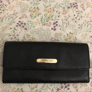 🖤😍Michael Kors Wallet with gold hardware😍🖤